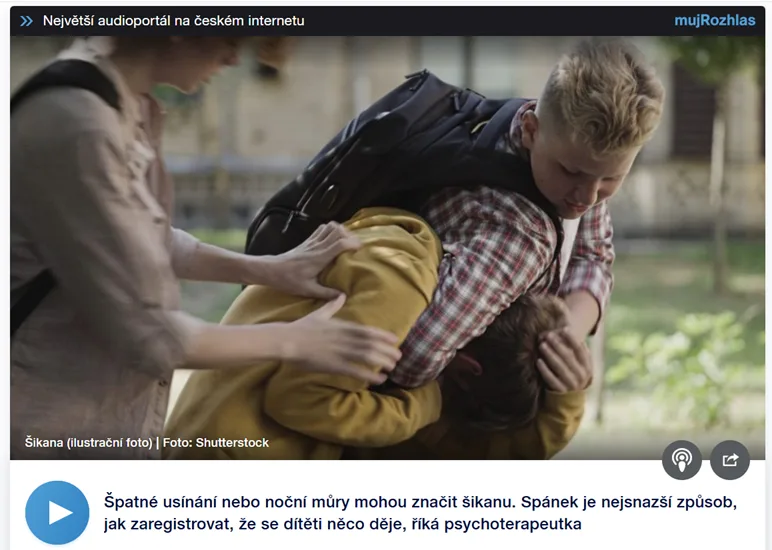 Špatné usínání nebo noční můry mohou značit šikanu, říká psychoterapeutka